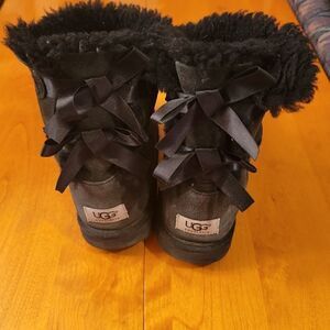 UGG Bailey Bow Black S/N 3280 size 6